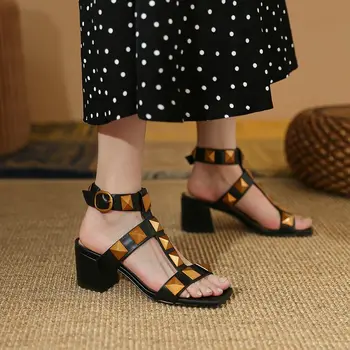 2023 חדש מותג נעלי עור אמיתי נשים סנדלים נמוך מרובע העקב שחור לבן, שמלה מזדמן רומא מסמרות נעלי סנדלי גלדיאטור