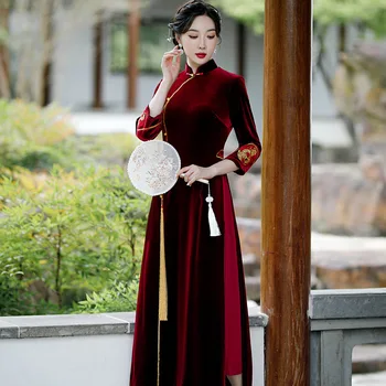 Ao דאי בסגנון סיני סלים רב Cheongsam שמלת חדש קטיפה אדום עם רקמה קבלת חתונה בתוספת גודל אמא צ ' יפאו השמלה